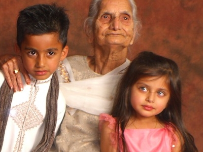 sant kaur bajwa aged 115 with 2 of her 28 great grandchildren 1374575566 1374575572