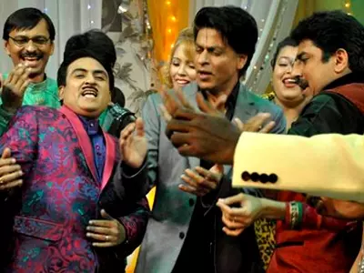 SRK with the cast of Taarak Mehta Ka Ooltah Chashmah