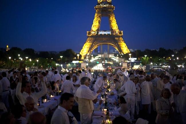 pics-the-annual-white-dinner-in-paris