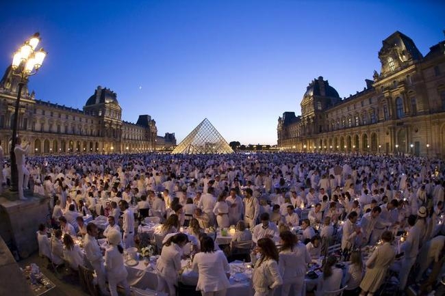 pics-the-annual-white-dinner-in-paris