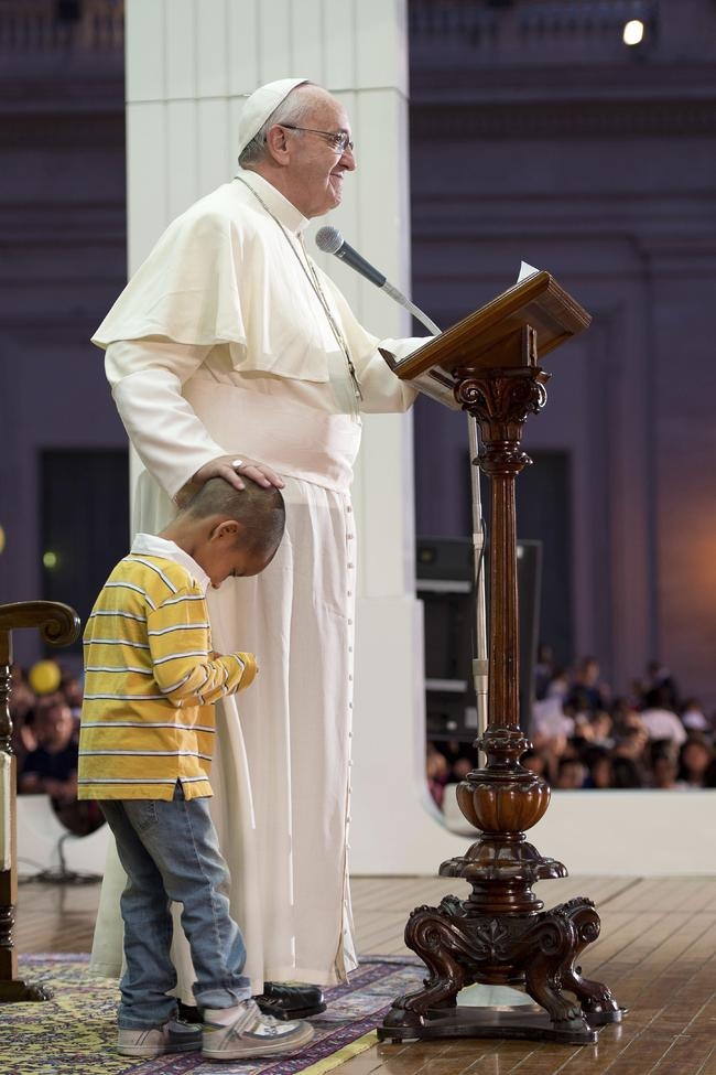 PICS Boy In Pope's Chair; Steals Show!