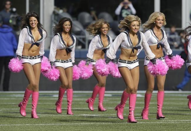 Seattle Seahawks cheerleaders wearing pink boots and waving pink pom  Foto di attualità - Getty Images