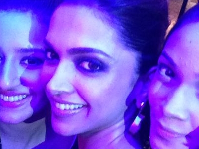 Deepika Clicks Selfies With Her Fans!