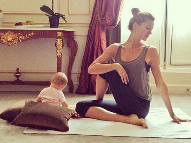 La routine bien-être de Miranda Kerr, entre yoga et Gua Sha - Elle