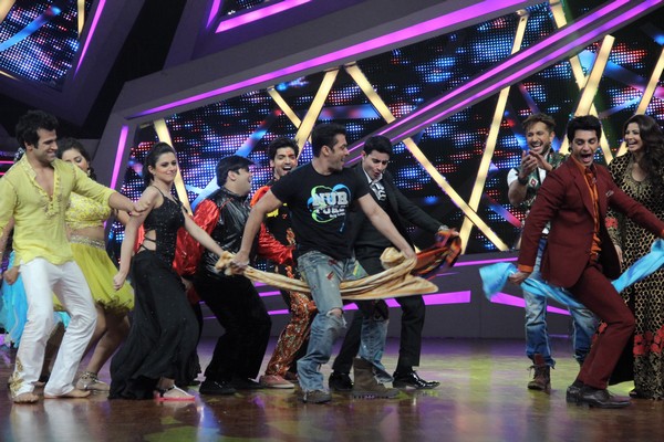 Salman Shows Off Signature Dance Moves!