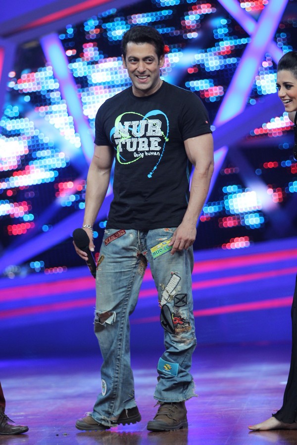Salman Shows Off Signature Dance Moves!