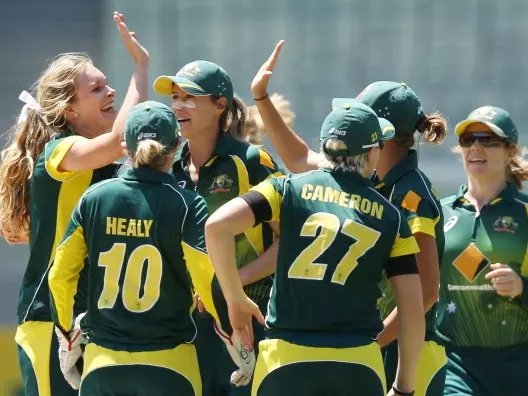 Australia beat England by seven wickets in the second T20 International with 29 balls to spare.