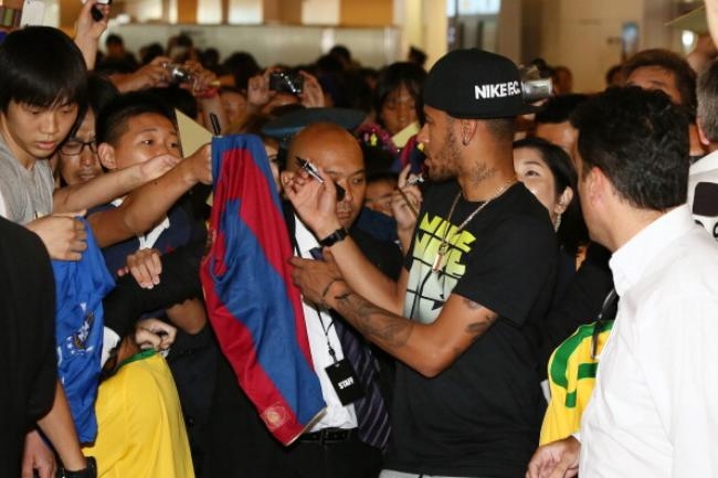 Neymar Arrives In Japan Neymar Arrives In Japan