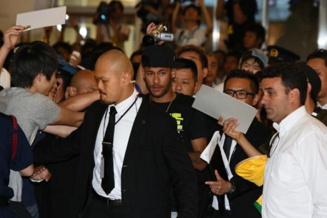 Neymar Arrives In Japan Neymar Arrives In Japan