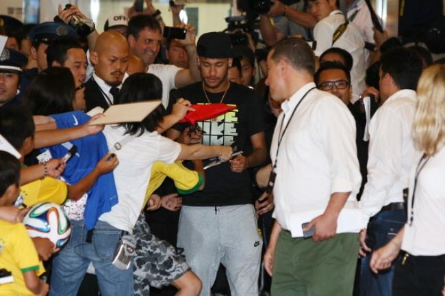 Neymar Arrives In Japan Neymar Arrives In Japan