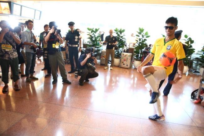 Neymar Arrives In Japan Neymar Arrives In Japan