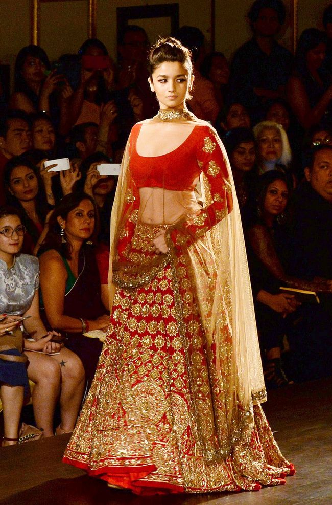 Harsha Modi on Instagram Mathapatti hairstyle  red lehenga bride with  nude makeup is a perfect combination for your special day Follow  harshamodi31 for more 