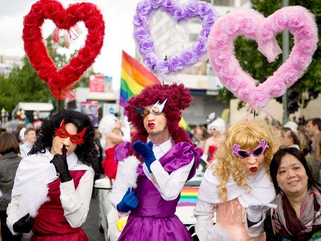 Risultati immagini per AXEL SCHMIDT/REUTERS foto berlino gay pride?