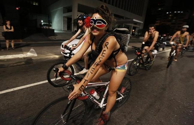 裸のサイクリストが南米で抗議活動 写真11枚 国際ニュース：AFPBB News