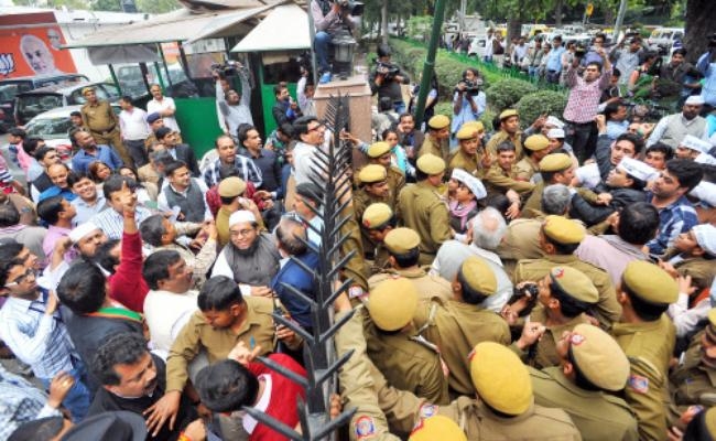 AAP And BJP Workers Clash Violently:PICS