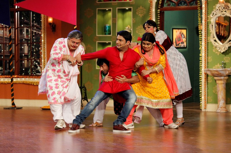 Comedy Nights With Kapil Team Play Holi!