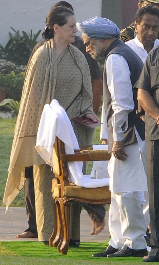 Dominant Sonia Gandhi And Submissive Manmohan Singh Dominant Sonia Gandhi And Submissive Manmohan Singh