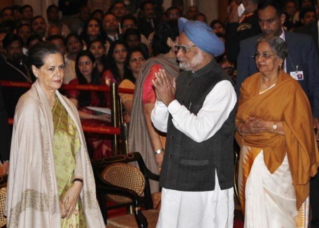 PICS: Sonia, Manmohan's Awkward Moments