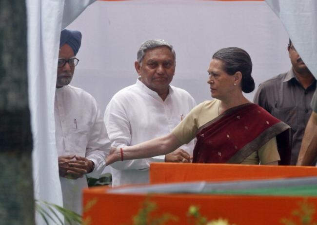 Dominant Sonia Gandhi And Submissive Manmohan Singh Dominant Sonia Gandhi And Submissive Manmohan Singh