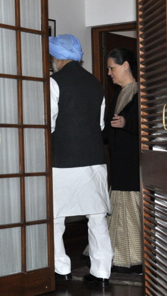 Dominant Sonia Gandhi And Submissive Manmohan Singh Dominant Sonia Gandhi And Submissive Manmohan Singh