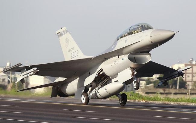 Fighter jets land on Taiwan highway Fighter jets land on Taiwan highway