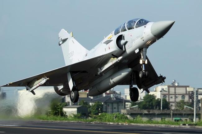 Fighter jets land on Taiwan highway Fighter jets land on Taiwan highway