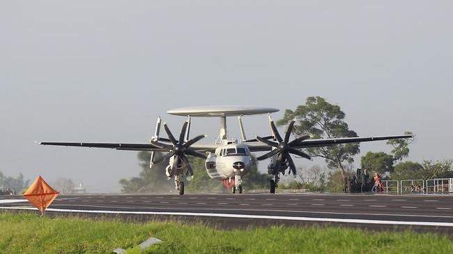 Fighter jets land on Taiwan highway Fighter jets land on Taiwan highway