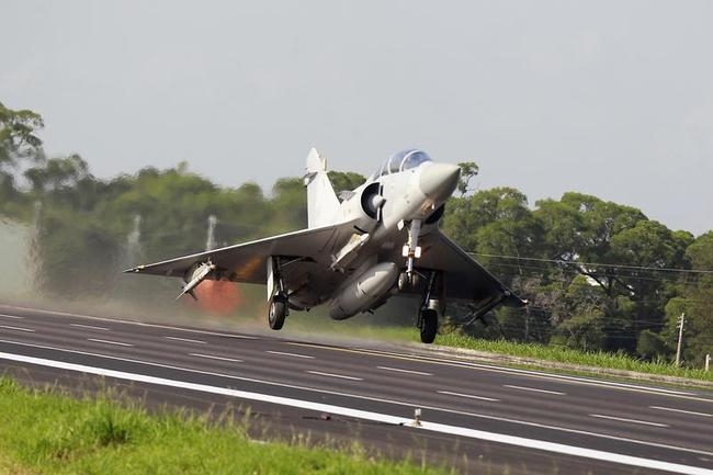 Fighter jets land on Taiwan highway Fighter jets land on Taiwan highway