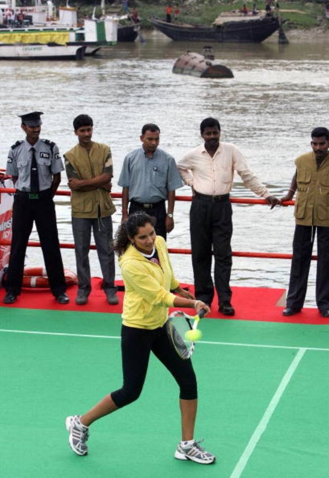 Tennis in a Ship Tennis in a Ship