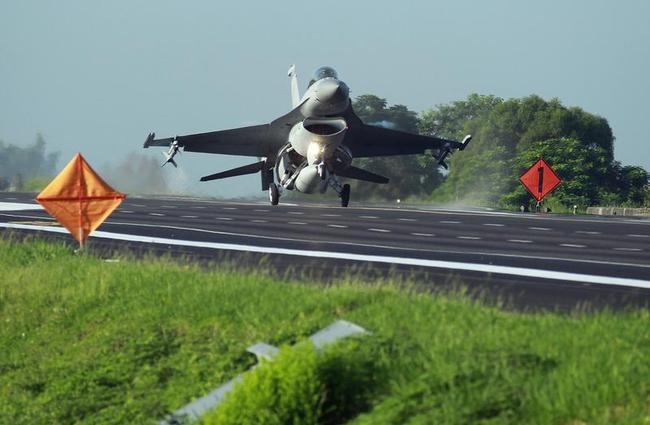 Fighter jets land on Taiwan highway Fighter jets land on Taiwan highway