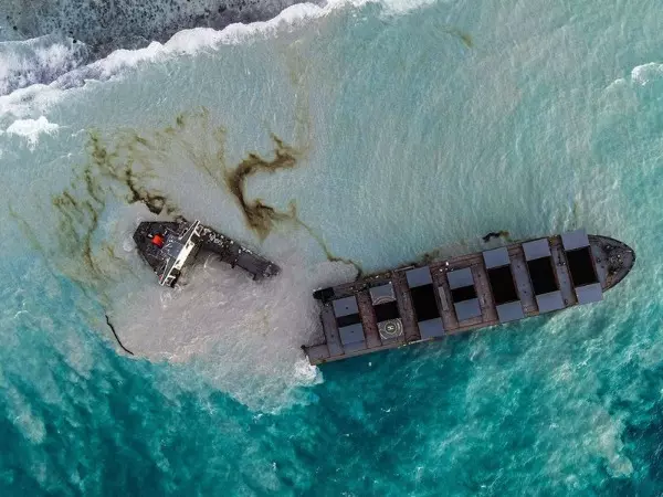 Ship That Oozed Oil Off And Killing Aquatic Life In Mauritius Coast Splits In Two
