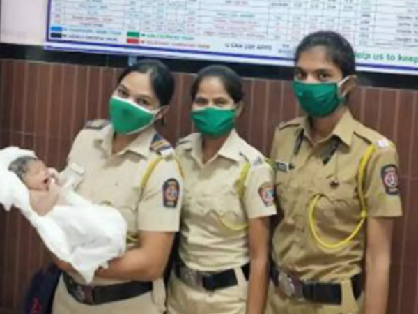Indiatimes Central Railway Station Staff Help Woman Deliver Her Baby