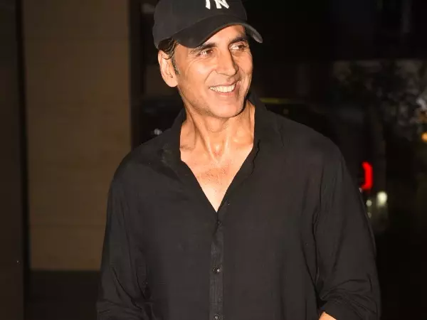 Akshay Kumar surprised his fans by showing up for a late night party in Mumbai 