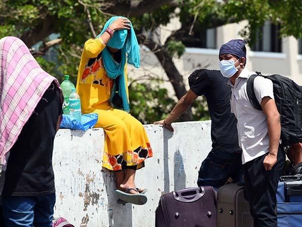 Kids Are Falling Asleep On Suitcases, Surviving On Water - The Sad Reality Of Migrant Workers