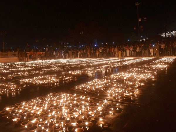 In Pics: With Over 5.8 Lakh Diyas Lit Up, Ayodhya Sets World Record For ...