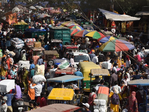 Huge Crowd In Delhi's Sadar Bazaar Amid COVID-19, Is A Recipe For Disaster