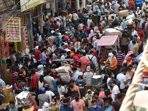 Huge Crowd In Delhi's Sadar Bazaar Amid COVID-19, Is A Recipe For Disaster