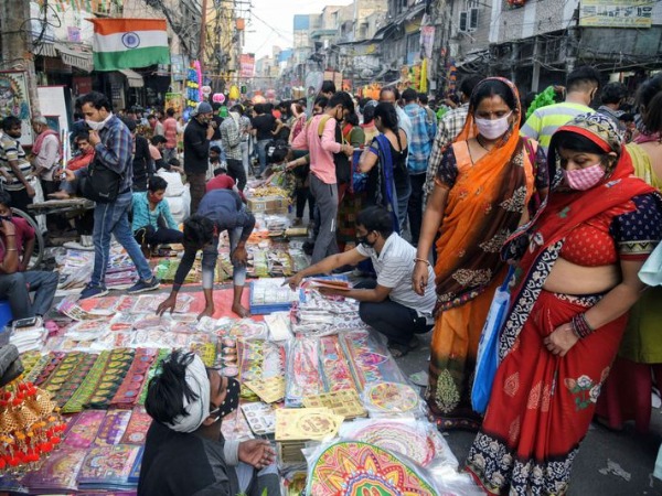 Huge Crowd In Delhi's Sadar Bazaar Amid COVID-19, Is A Recipe For Disaster