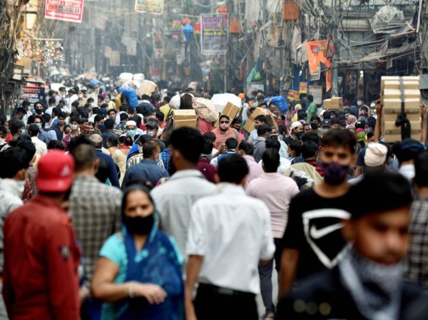 Huge Crowd In Delhi's Sadar Bazaar Amid COVID-19, Is A Recipe For Disaster