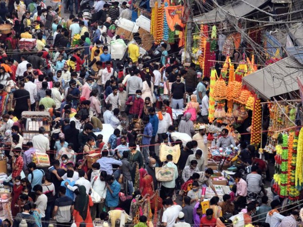 Huge Crowd In Delhi's Sadar Bazaar Amid COVID-19, Is A Recipe For Disaster