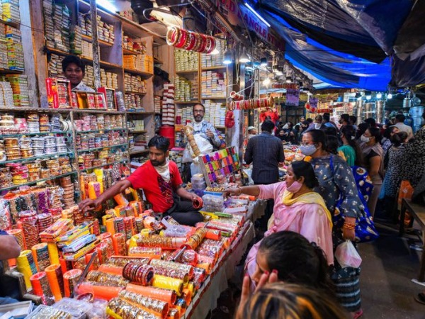 Huge Crowd In Delhi's Sadar Bazaar Amid COVID-19, Is A Recipe For Disaster