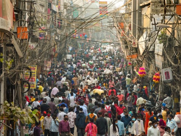 Huge Crowd In Delhi's Sadar Bazaar Amid COVID-19, Is A Recipe For Disaster