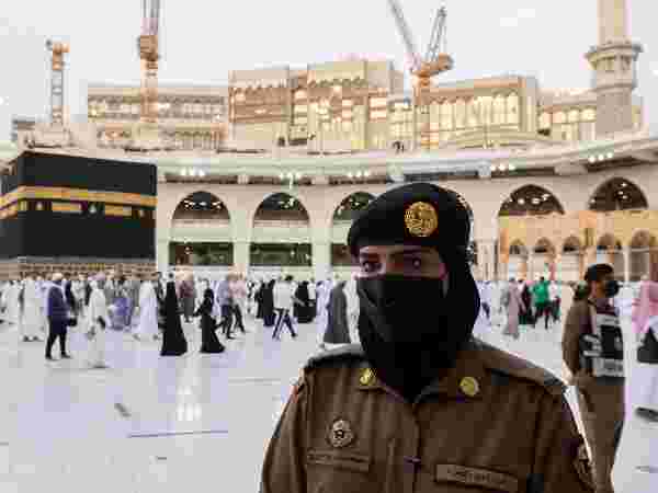 Saudi Women Officers Are Standing Guard In Mecca During Hajj, For The First Time In History 