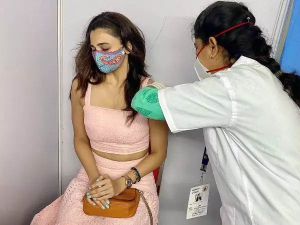 Daisy Shah received first shot of covid-19 vaccine