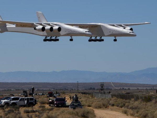 Stratolaunch ROC - World's Largest Plane With Six Boeing 747 Engines