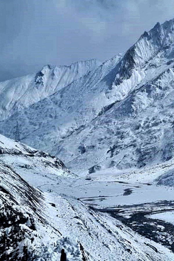 Jannat-e-Kashmir: Check Out Dazzling Images From Kashmir Valley After Season's First Snowfall