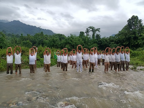 himveers-of-indo-tibetan-border-police-itbp-practicing-river-yoga-and-yoga-with-horses-of-the-force-at-the-eastern-tip-of-the-nation-ats-lohitpur-arunachal-pradesh-on-internationaldayofyoga-62b15bb342f30 https://twitter.com/ITBP_official