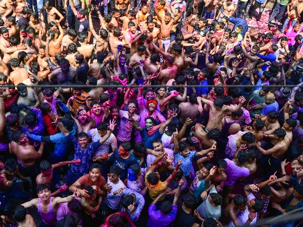 holi celebration in kolkata