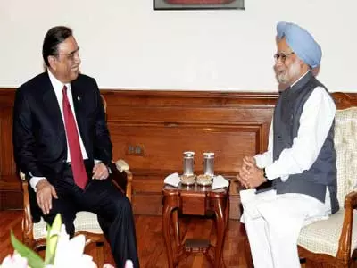 Zardari meets Manmohan Singh