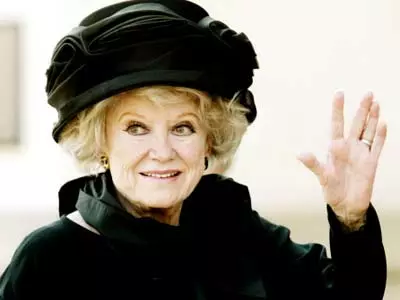 Comedy queen Phyllis Diller dies at 95